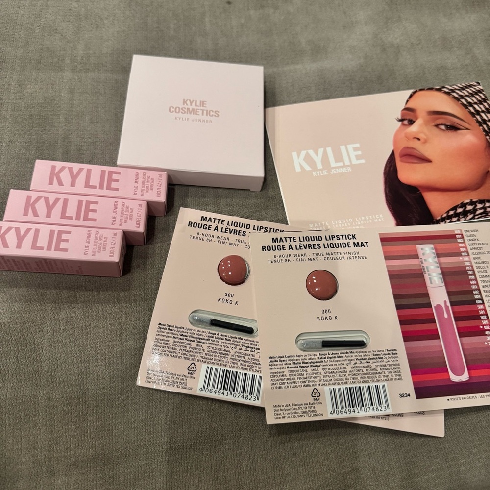Kylie Cosmetics Mirror & Lipsticks Set